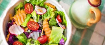 Feeling bloated, hungry or bored after salad? These tips might help