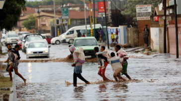 Soweto roads flooded after severe rainfall, Mzansi worried