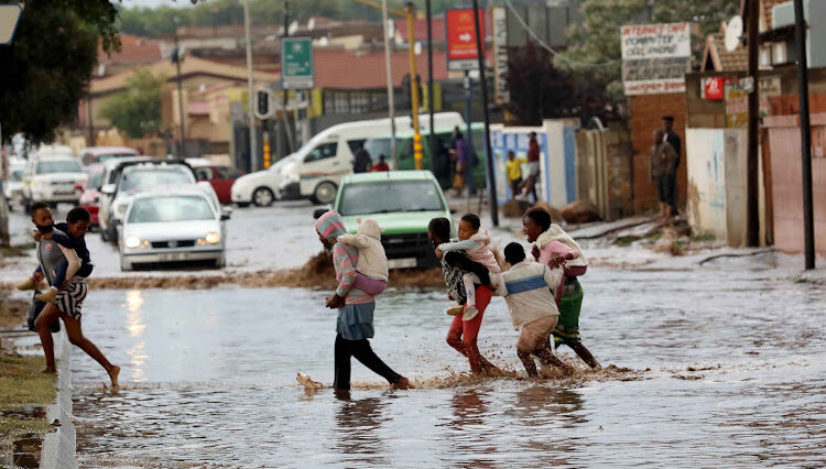 Soweto roads flooded after severe rainfall, Mzansi worried