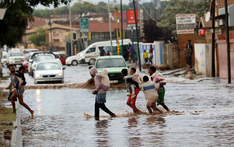 Soweto roads flooded after severe rainfall, Mzansi worried